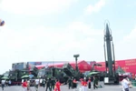 На выставке под открытым небом представлены ракеты и военная техника, разработанные и модернизированные группами оборонной промышленности Вьетнама. (Фото: ВИA)
