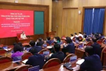 Генеральный секретарь партии То Лам беседует с запланированными кадрами, готовящимися к вступлению в Центральный комитет партии 14-го созыва, 17 июня. (Фото: ВИA)
