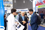 Посетители знакомятся с экспозицией Vietnam Elevator Expo 2025 в городе Хошимине. Фото: VietnamPlus. 