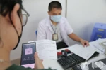 Пациент оплачивает больничные услуги с использованием безналичных расчётов (Фото: qdnd.vn). 