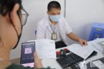 Пациент оплачивает больничные услуги с использованием безналичных расчётов (Фото: qdnd.vn). 