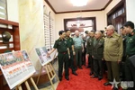 Генерал Фан Ван Жанг представляет иностранным лидерам в области обороны и военным фотовыставку, посвященную мероприятиям по случаю 80-летия Августовской революции и Национального дня 2 сентября. (Фото: qdnd)