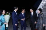 Президента Лыонг Кыонга и его супругу встречают в международном аэропорту имени Джона Ф. Кеннеди вечером 21 сентября (по местному времени). (Фото: ВИА)