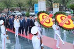 Лидеры партии и государства возлагают венки к мавзолею Президента Хо Ши Мина утром 19 мая. (Фото: ВИA)