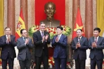 Президент государства Лыонг Кыонг (третий справа) принимает премьер-министра Испании Педро Санчеса (третий слева). (Фото: ВИA)