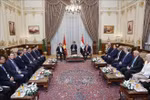 Президент государства Лыонг Кыонг встречается со спикером Палаты представителей Египта Ханафи эль-Гебали в Каире 6 августа. (Фото: ВИA)