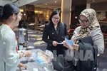 Малазийский турист получает информацию о достопримечательностях Вьетнама. (Фото: ВИA)