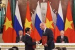 Генеральный секретарь ЦК КПВ То Лам и президент РФ Владимир Путин во время обмена соглашениями о сотрудничестве в нефтегазовой отрасли и протоколами о деятельности совместных предприятий «Вьетсовпетро» и «Русвьетпетро» между вице-премьером, министром иностранных дел Вьетнама Буй Тхань Шоном и вице-премьером РФ Дмитрием Чернышенко. (Фото: ВИA)