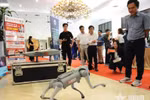 Делегаты знакомятся с продуктами искусственного интеллекта, представленными на семинаре под названием "Искусственный интеллект - новая движущая сила развития Дананга". (Фото: qdnd.vn)
