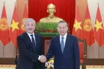 Генеральный секретарь ЦК КПВ То Лам (справа) приветствует премьер-министра Кыргызстана Адылбека Касымалиева в Ханое 6 марта. (Фото: ВИA)
