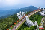 Золотой мост в туристической зоне Sun World Ba Na Hills привлекает туристов в Дананг