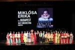 Вьетнамский национальный костюм аозай блистает на международном концерте в Будапеште