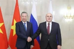 Генеральный секретарь ЦК КПВ То Лам (слева) встречается с премьер-министром России Михаилом Мишустиным в Москве 8 мая. (Фото: ВИA)