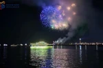 Вечерние фейерверки подчеркивают красоту и очарование Куангниня, повышая его привлекательность для туристов. (Фото: baoquangninh.vn)