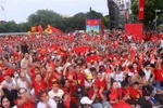 Толпа жителей в красных флагах с желтыми звездами заполняет перекресток Хынг Выонг – Чан Фу в ожидании второй полной репетиции (Фото: ВИA)