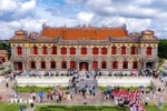 Люди посещают имперский город Хюэ. (Фото: ВИA)