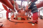 Сотрудники PTSC Thanh Hoa проверяют систему импорта сырой нефти. В первые 2 месяца текущего года во Вьетнаме был зафиксирован значительный рост импорта нефтепродуктов. Фото: ВИА. 