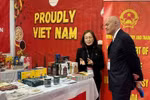 Генеральный директор SIAL Canada Стефан Тюйе (справа) посещает павильон Вьетнама и беседует с представителем Торгового представительства Вьетнама. Фото: ВИА. 