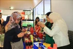 Алжирские потребители знакомятся с вьетнамской продукцией на мероприятии. (Фото: ВИA)
