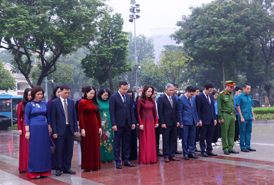 Делегация квартала Бадинь почтительно вспоминает вождя В. И. Ленина. (Фото: ВИА)