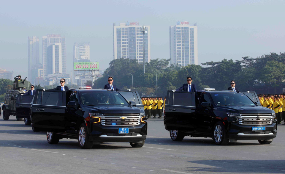 Колонна автомобилей охраны и сопровождения руководителей Партии, Государства и международных делегаций участвует в параде специальной техники Министерства общественной безопасности. (Фото: ВИА)