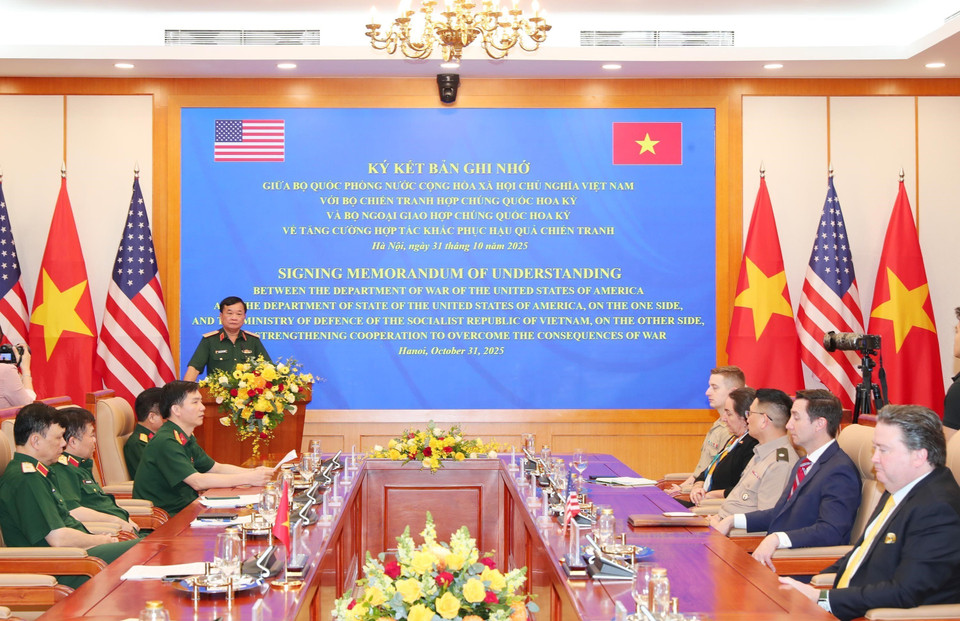 Генерал-полковник Хоанг Суан Тьен, заместитель министра национальной обороны, выступает на церемонии подписания. (Фото: ВИА)