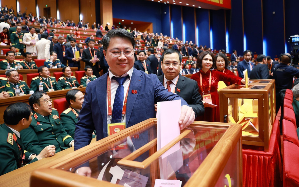 Делегаты голосуют за избрание Центрального комитета КПВ XIV созыва. (Фото: ВИА)