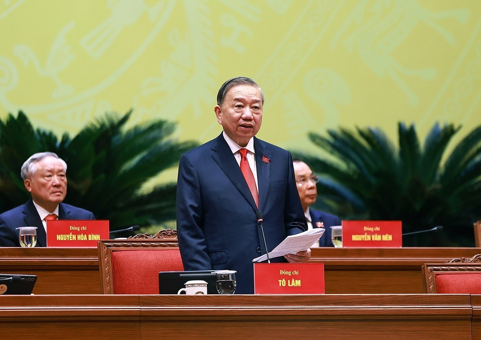 Генеральный секретарь То Лам, председатель Президиума, ведёт заседание. (Фото: ВИА)