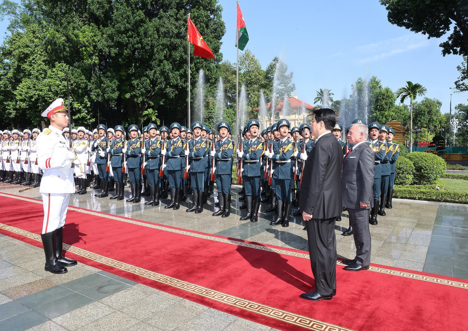 Президент государства Лыонг Кыонг и Король Иордании Абдалла II ибн аль-Хусейн принимают строй Почётного караула Вьетнамской народной армии. (Фото: ВИА)