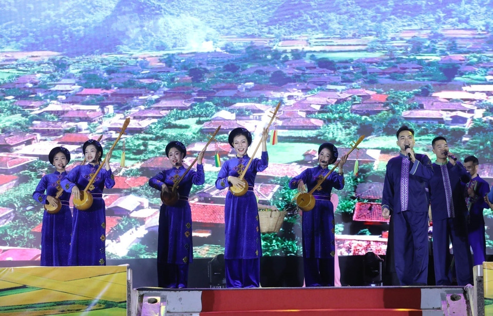 Яркие художественные номера на церемонии открытия туристического фестиваля “Золотой сезон в Бакшоне – 2025”. (Фото: ВИА)