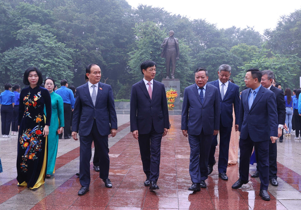 Делегация города Ханоя возлагает цветы к памятнику Ленину (улица Дьенбенфу, квартал Бадинь) по случаю 108-й годовщины Октябрьской революции. (Фото: ВИА)