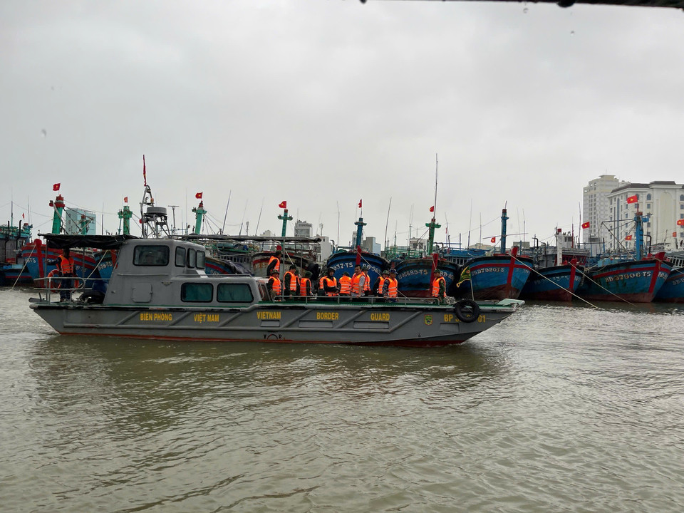 Пограничные войска провинции Жалай проверяют обеспечение безопасности стоящих на якоре судов. (Фото: ВИА)