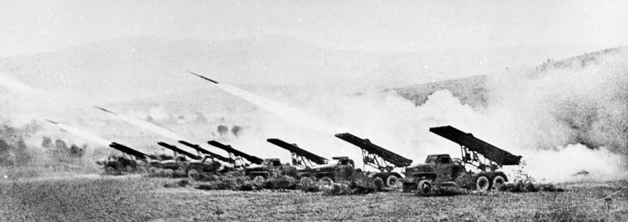 На фото: реактивная установка «Катюша» — легендарное оружие Красной армии во Второй мировой войне, наводившее ужас на немецкие войска (1944 год). (Фото: архив ВИА)