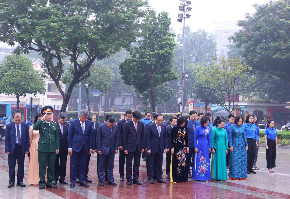 Делегация города Ханоя возлагает цветы к памятнику Ленину (улица Дьенбенфу, квартал Бадинь) по случаю 108-й годовщины Октябрьской революции. (Фото: ВИА)