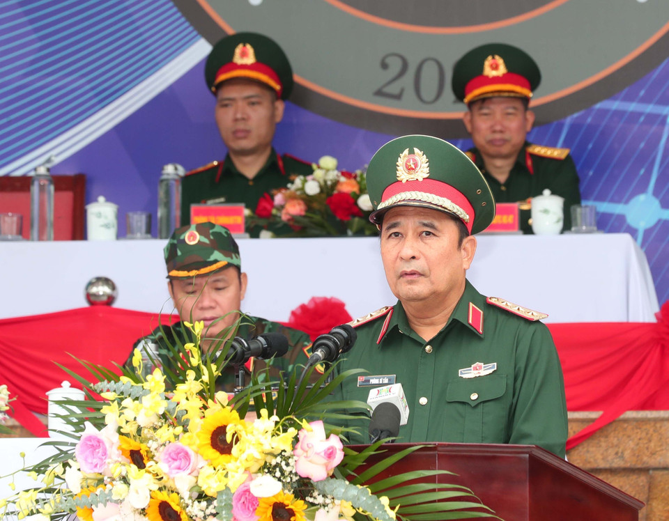 Генерал-полковник Фунг Ши Тан, заместитель начальника Генерального штаба Вьетнамской народной армии, выступает на церемонии открытия. (Фото: ВИА)