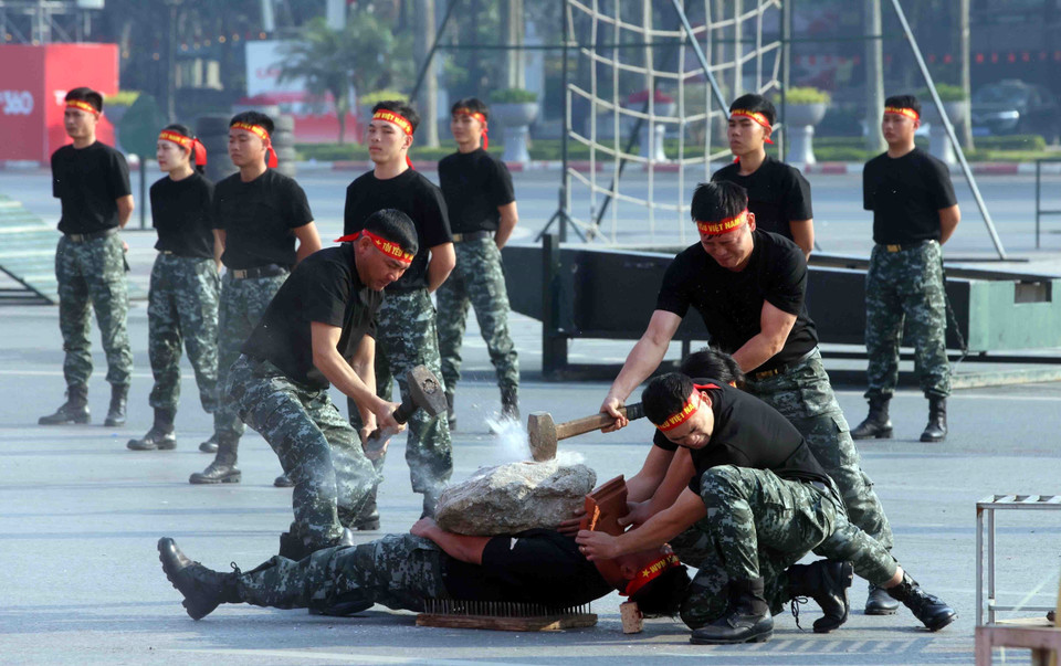 Элементы цигун и силового разрушения выполняют офицеры и бойцы спецназа полиции № 1 Командования мобильной полиции. (Фото: ВИА)