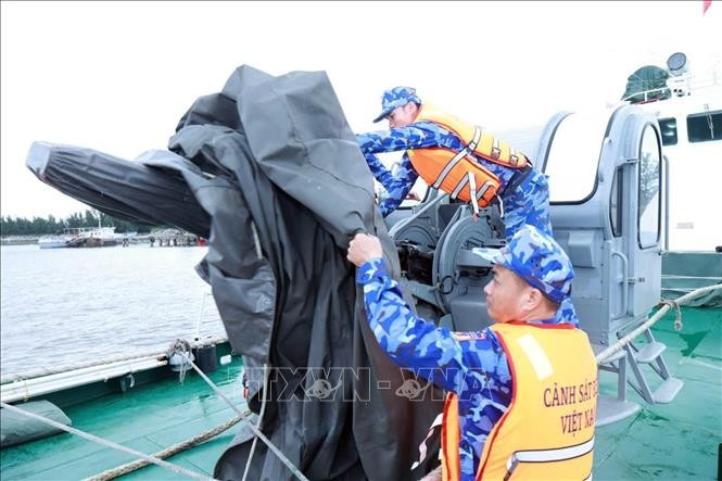 Командование 2-го района Морской полиции, дислоцированное в общине Нуитань, городе Дананг, строго поддерживает боеготовность 13 судов, действующих в море, а также располагает необходимыми средствами и материалами для противодействия шторму. (Фото: ВИА)