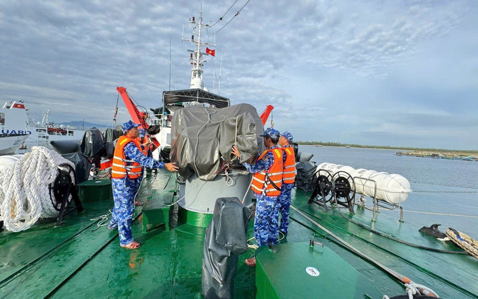 Командование 2-го района Морской полиции, дислоцированное в общине Нуитань, городе Дананг, строго поддерживает боеготовность 13 судов, действующих в море, а также располагает необходимыми средствами и материалами для противодействия шторму. (Фото: ВИА)
