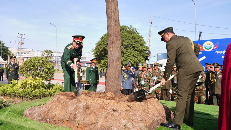 Генерал армии Фан Ван Жанг, министр национальной обороны Вьетнама, и генерал армии Тиа Сеиа, заместитель премьер-министра, министр национальной обороны Королевства Камбоджа, сажают дерево дружбы в международном пункте пропуска Бавет. (Фото: ВИА)