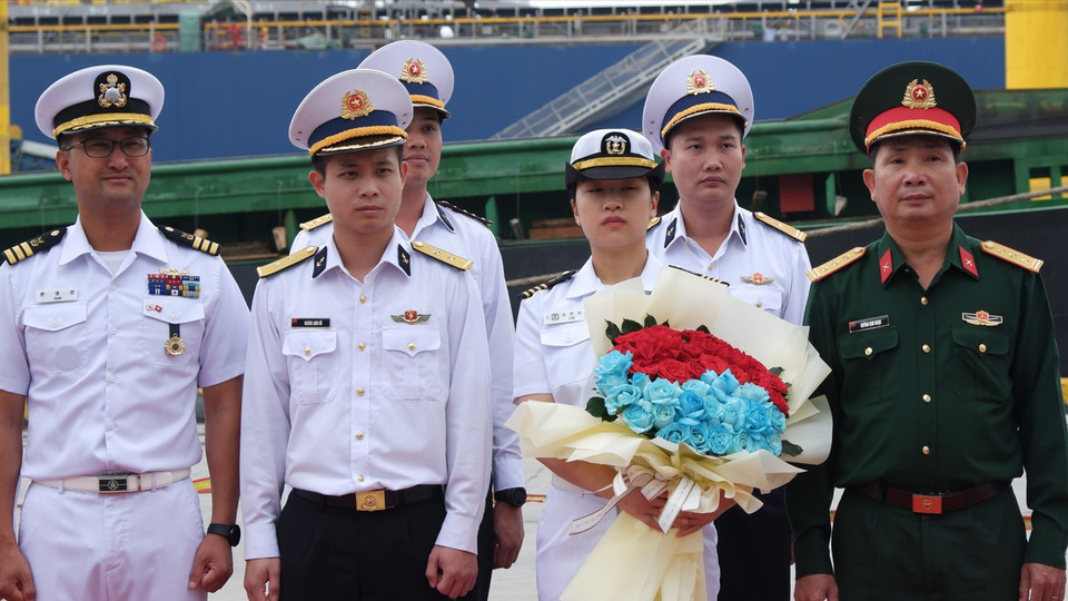 Представители вьетнамских компетентных органов встречают экипаж корабля в порту Тьенша. (Фото: tienphong.vn)