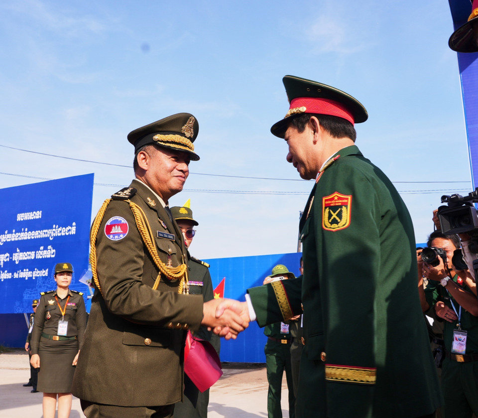Генерал армии Тиа Сеиа, заместитель премьер-министра, министр национальной обороны Королевства Камбоджа, встречает генерала армии Фан Ван Жанга, министра национальной обороны Вьетнама, и вьетнамскую делегацию, прибывающих для участия во Втором вьетнамско-камбоджийском дружественном оборонном обмене в международном пункте пропуска Бавет (Камбоджа). (Фото: ВИА)