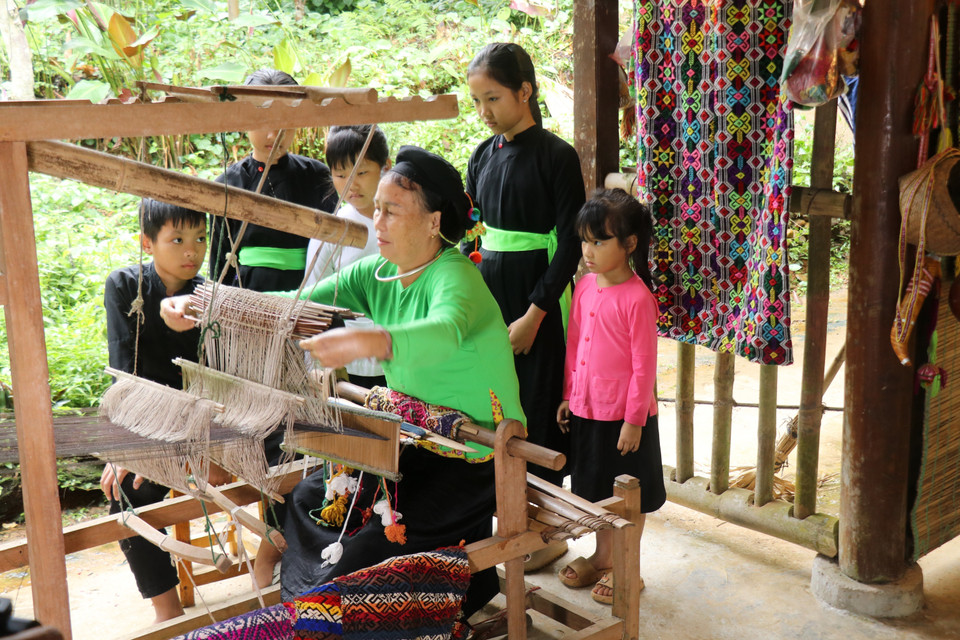 Передача ремесла ткачества гобеленов молодому поколению в Нгиадо, провинция Лаокай. (Фото: ВИА)