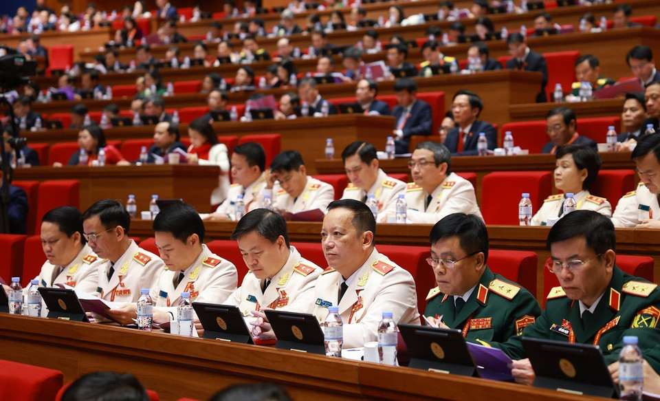 Делегаты партийной организации Народной армии Вьетнама и Центрального партийного комитета общественной безопасности участвуют в съезде. (Фото: ВИА)