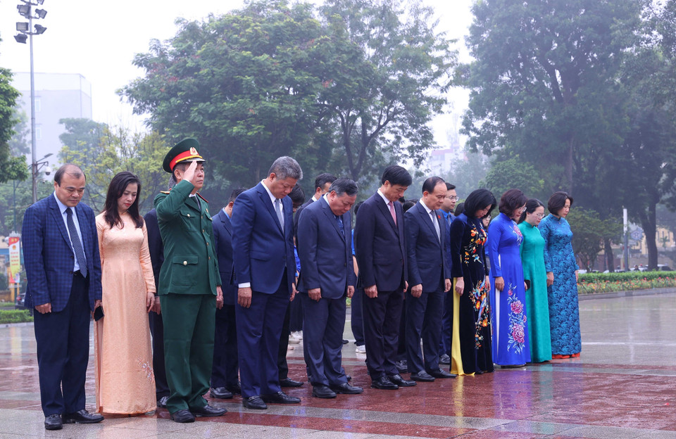 Делегация города Ханоя возлагает цветы к памятнику Ленину (улица Дьенбенфу, квартал Бадинь) по случаю 108-й годовщины Октябрьской революции. (Фото: ВИА)