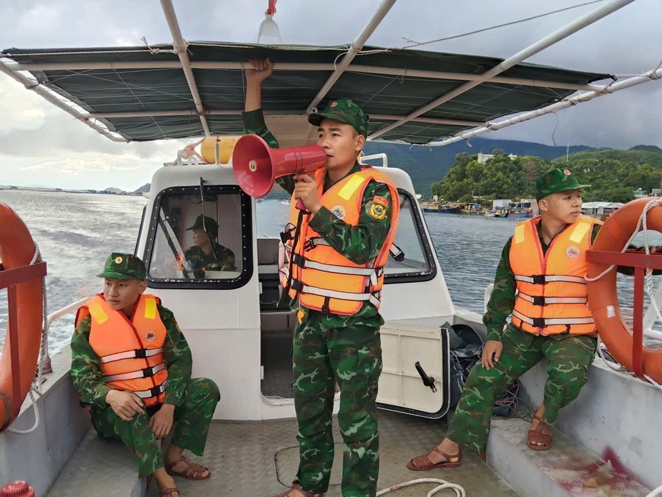 Сотрудники и военнослужащие провинции Даклак используют катера для разъяснительной работы среди рыбаков, убеждая их переместить людей и суда в безопасные укрытия до прихода тайфуна №13. (Фото: ВИА)