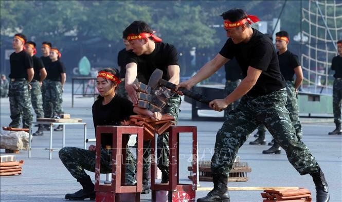 Элементы цигун и силового разрушения выполняют офицеры и бойцы спецназа полиции № 1 Командования мобильной полиции. (Фото: ВИА)