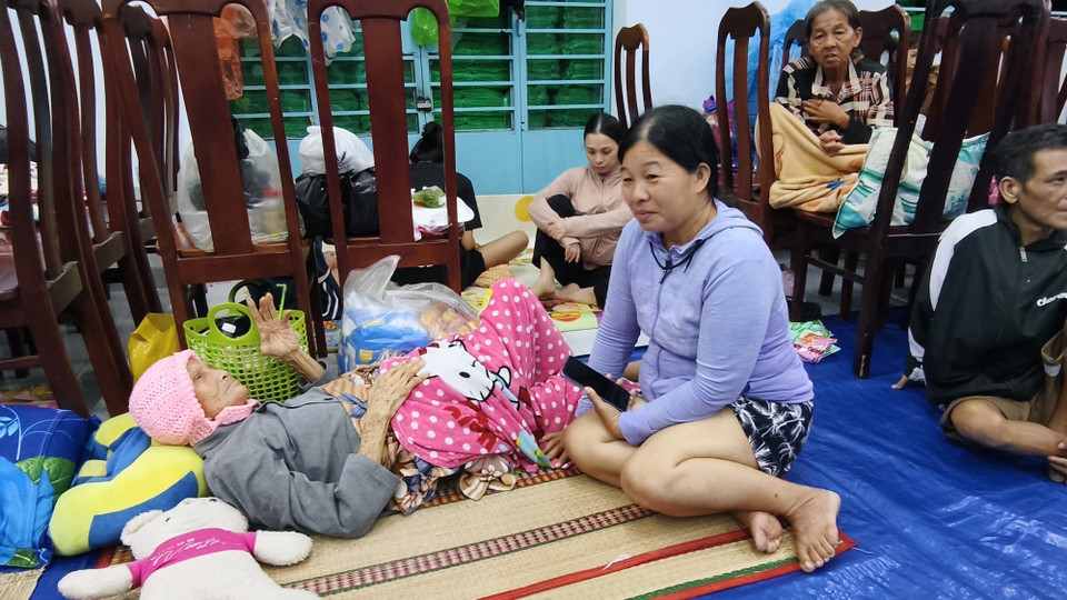 Жителей доставляют в дом культуры объединения жителей Тхань Фат (квартал Намнячанг, провинция Кханьхоа) для обеспечения безопасности. (Фото: ВИА)