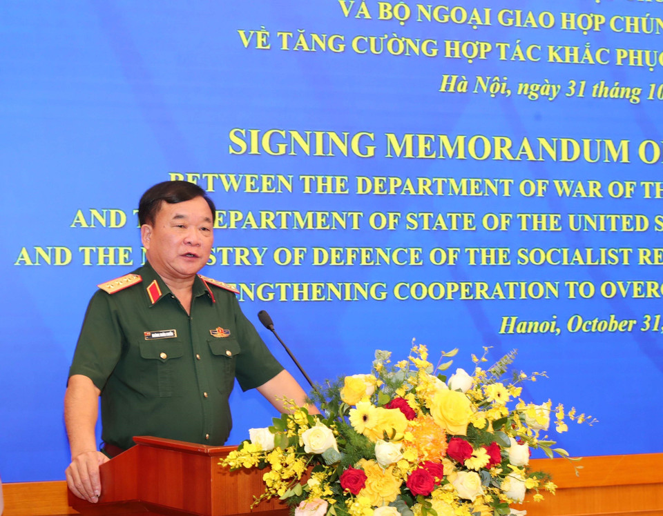 Генерал-полковник Хоанг Суан Тьен, заместитель министра национальной обороны, выступает на церемонии подписания. (Фото: ВИА)