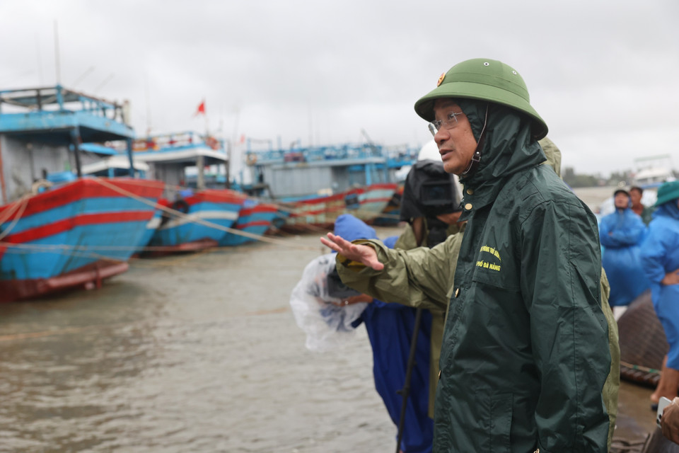 Секретарь городского партийного комитета Дананга Ле Нгок Куанг проверяет подготовительные работы и руководит мерами по противодействию тайфуну № 13 в убежище для судов Анхоа, община Нуитань. (Фото: ВИА)