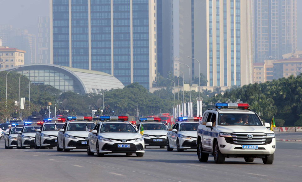Колонна командно-штабных автомобилей дорожно-патрульной службы, обеспечивающих сопровождение кортежей, участвует в строевом смотре. (Фото: ВИА)